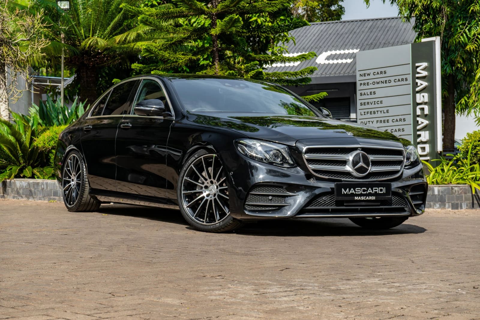 Mercedes-Benz E300 AMG Line Package thumbnail 4