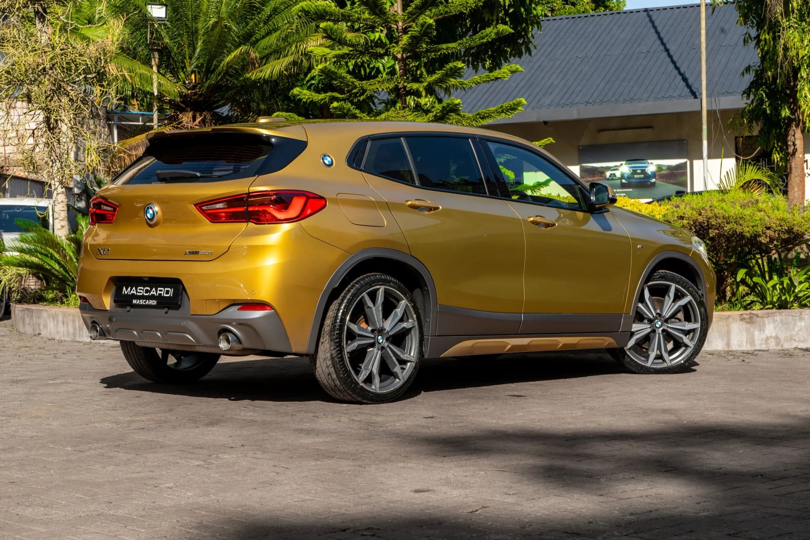 BMW X2 X-Drive20i thumbnail 2
