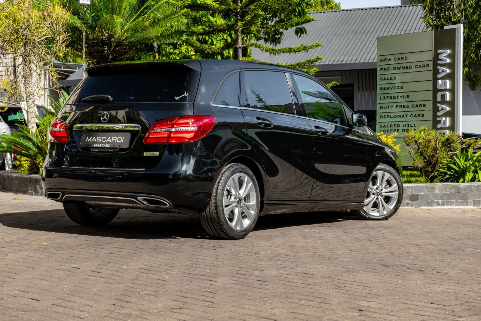 Mercedes-Benz B180 thumbnail 2
