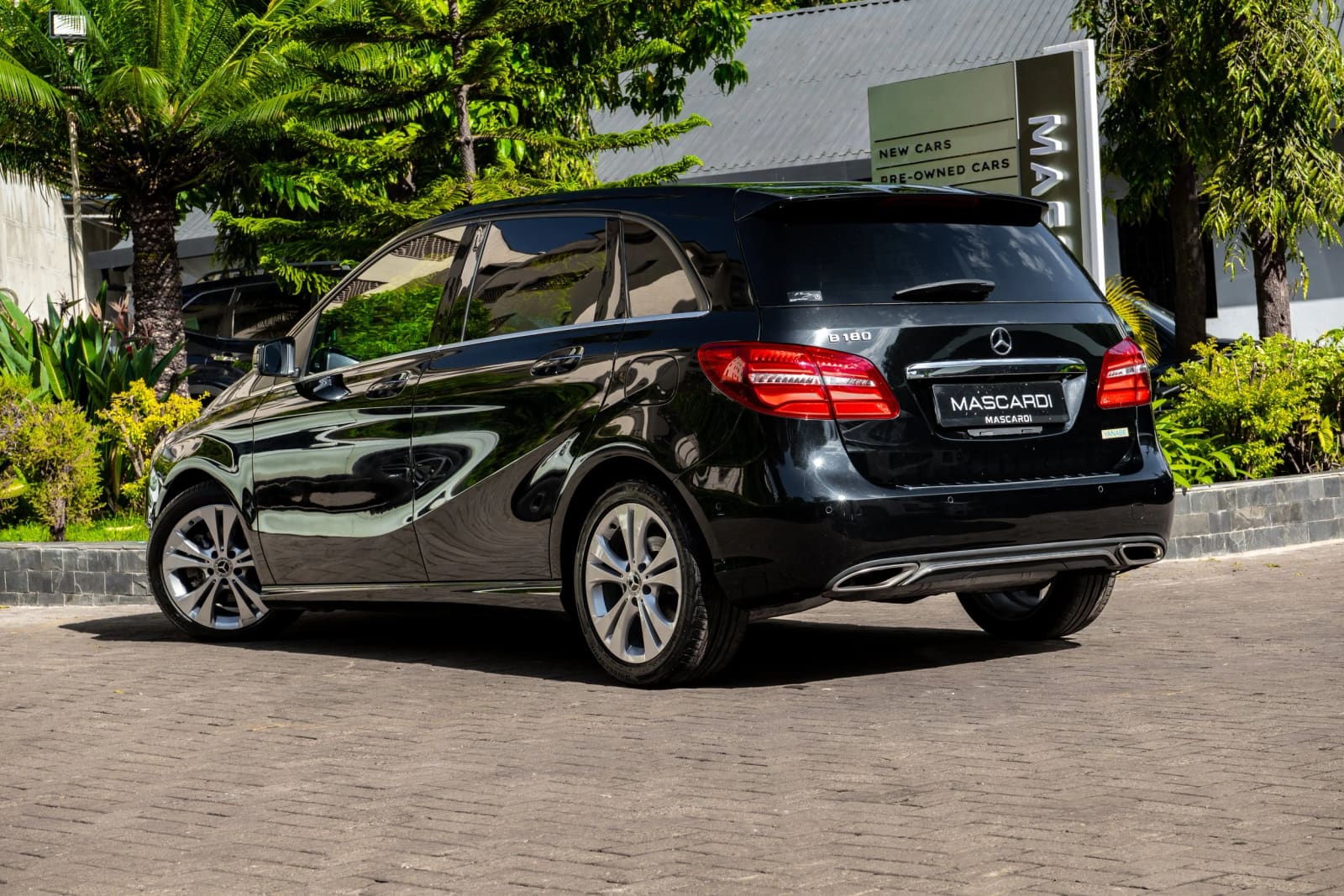 Mercedes-Benz B180 thumbnail 4