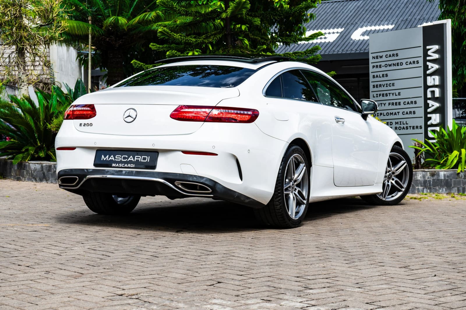 Mercedes-Benz E200 Coupe thumbnail 2