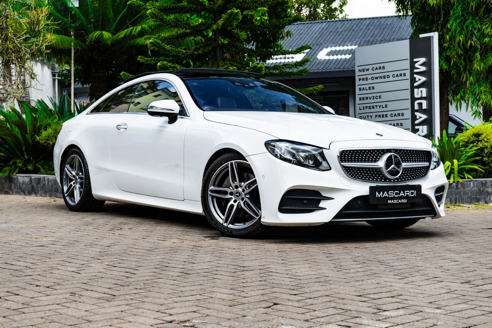 Mercedes-Benz E200 Coupe thumbnail 6
