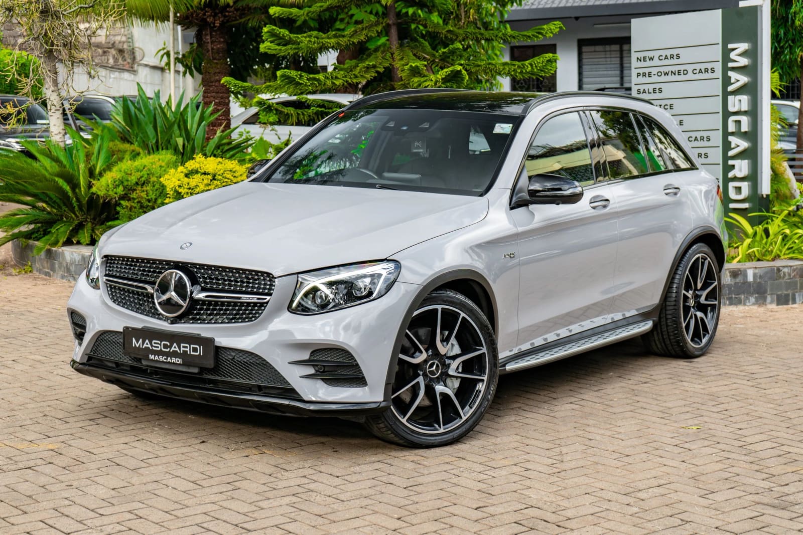 Mercedes-Benz GLC43 AMG thumbnail 2