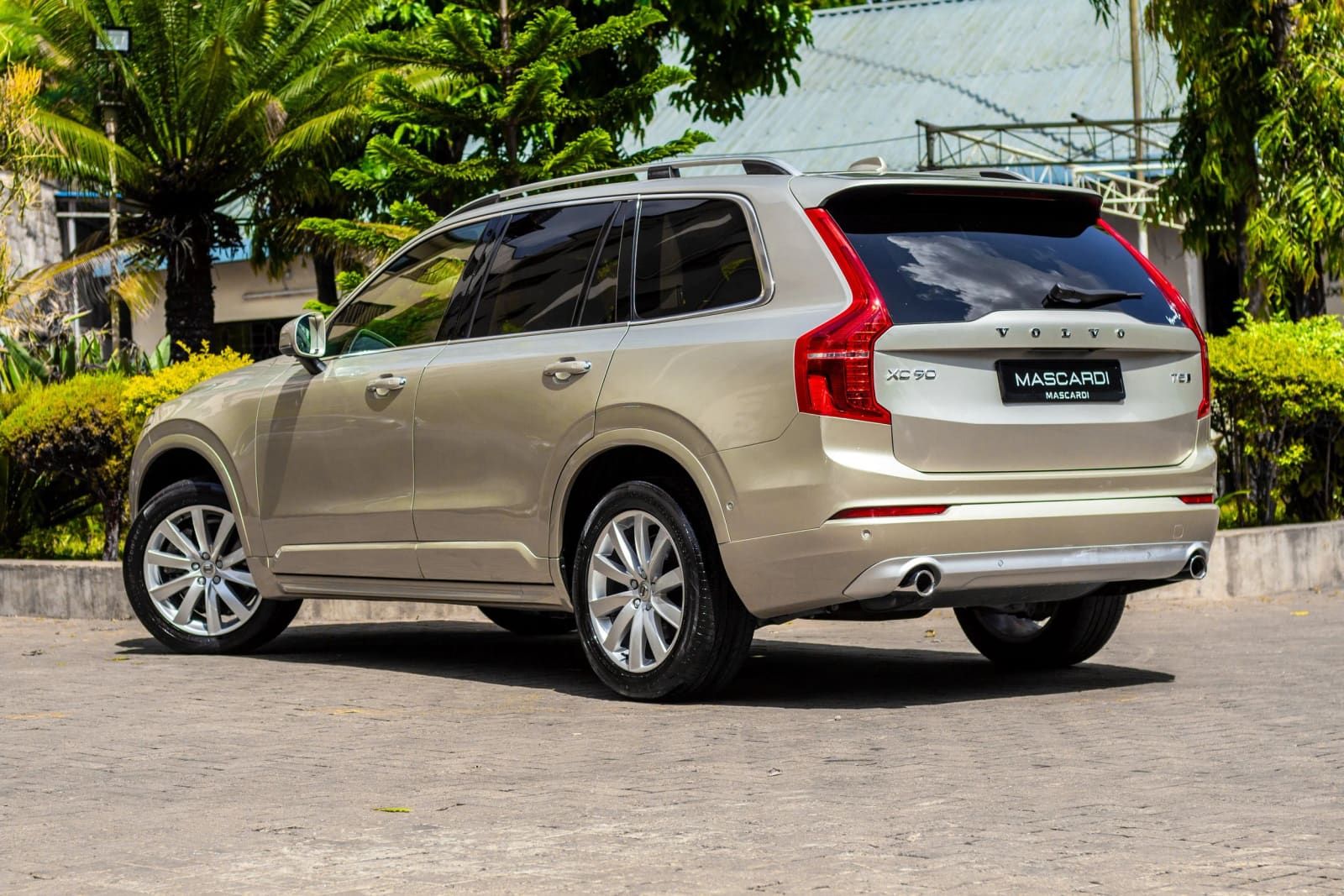 Volvo XC90 T5 AWD thumbnail 4